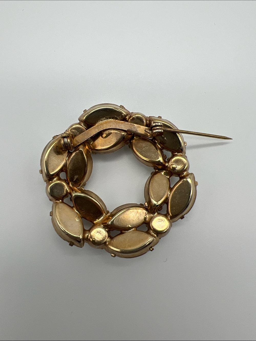 VTG White Wreath Brooch • Milk Glass • Gold Tone - Picture 5 of 5